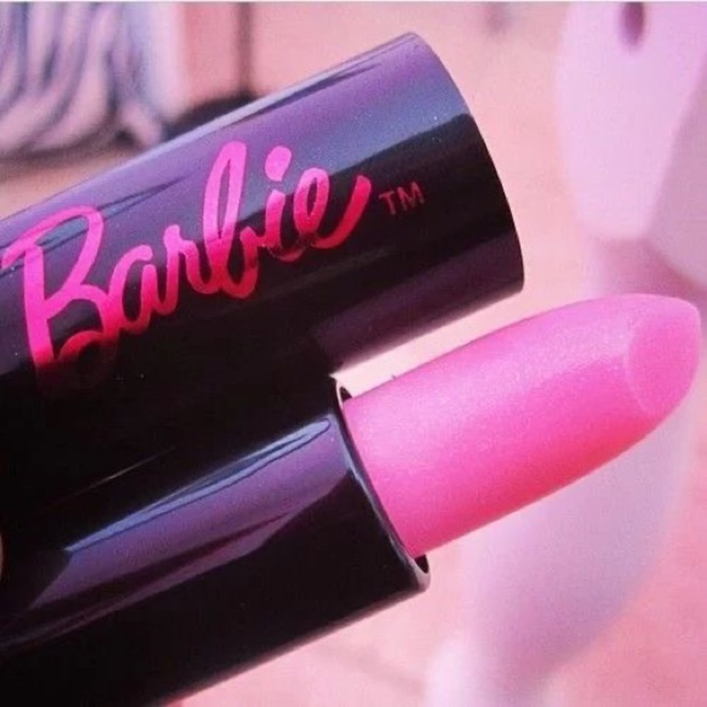 im selling lipgloss